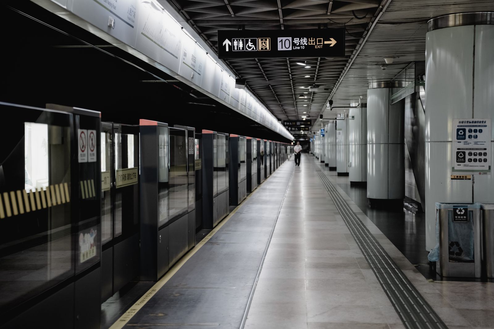 An empty platform in the Shanghai metro